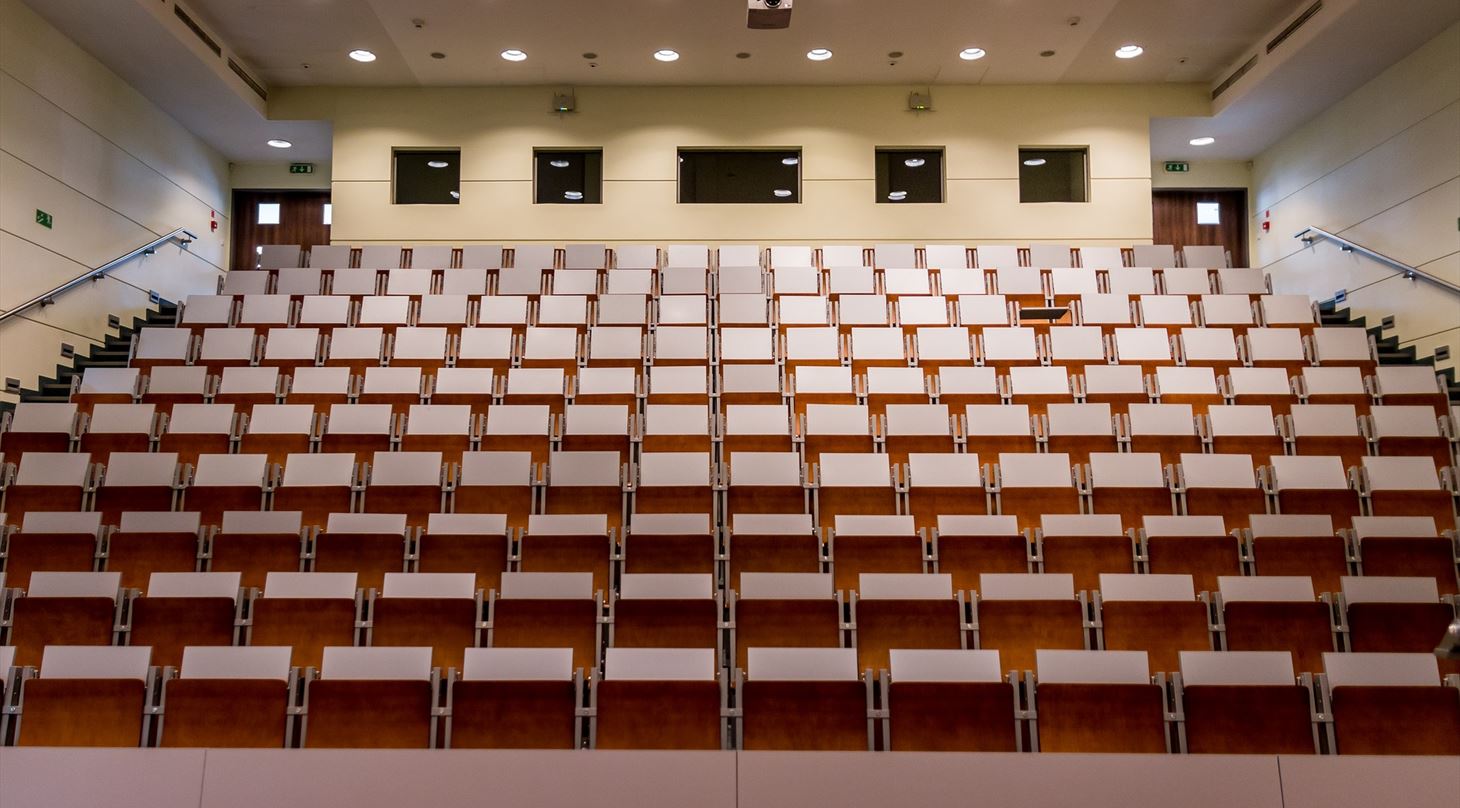Et billede at et stort, tomt auditorium.